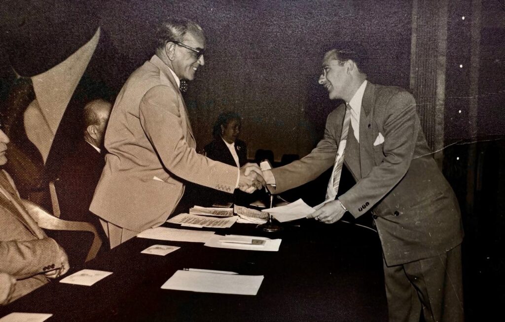 Guerra Castaños cuando era líder Juvenil de la CNOP y el presidente Adolfo Ruiz Cortines en el Teatro de los Insurgentes